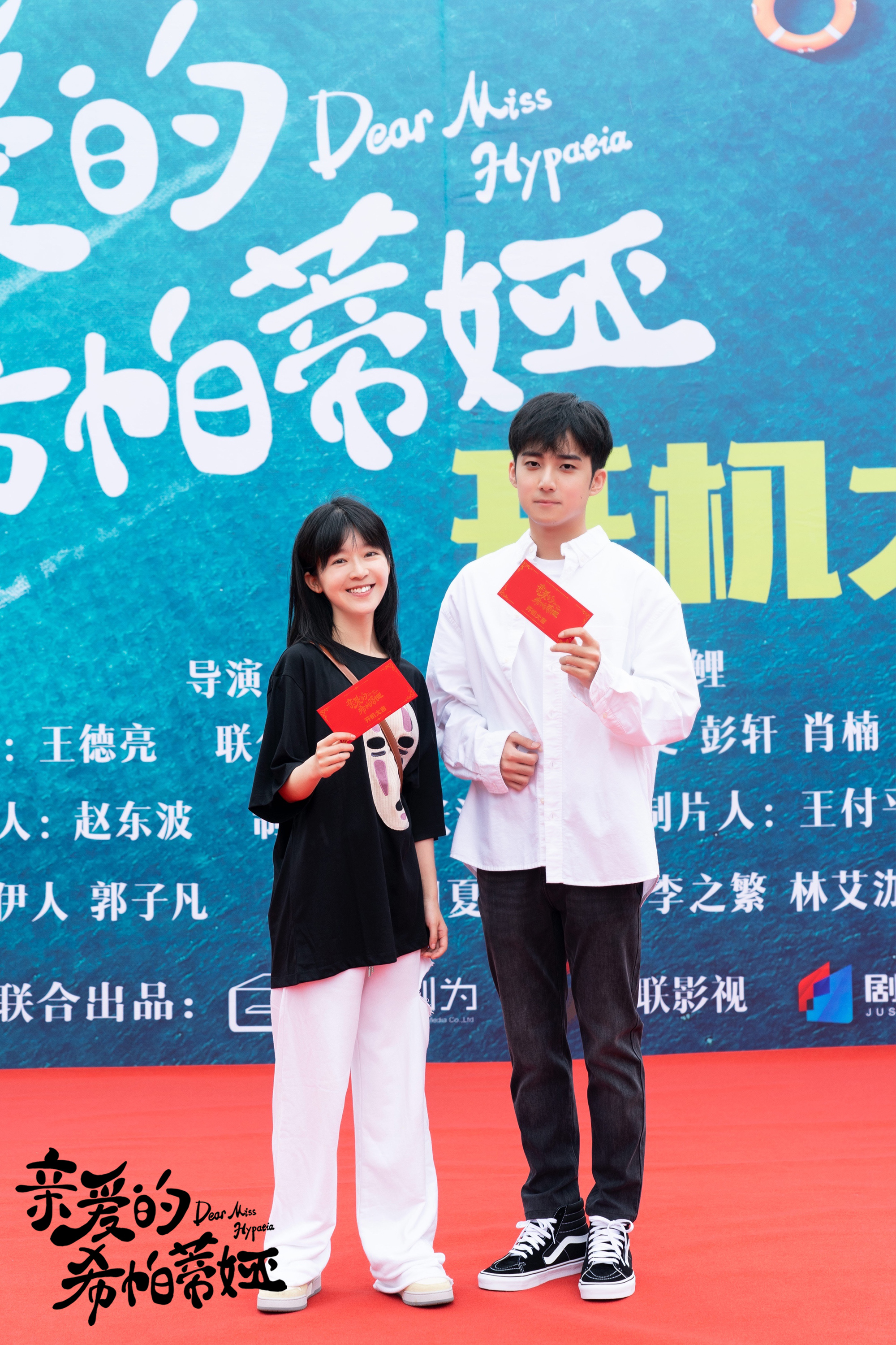 饰)在进入大学报道的第一天,意外将游泳社长韩炎圣(郭子凡 饰)推入