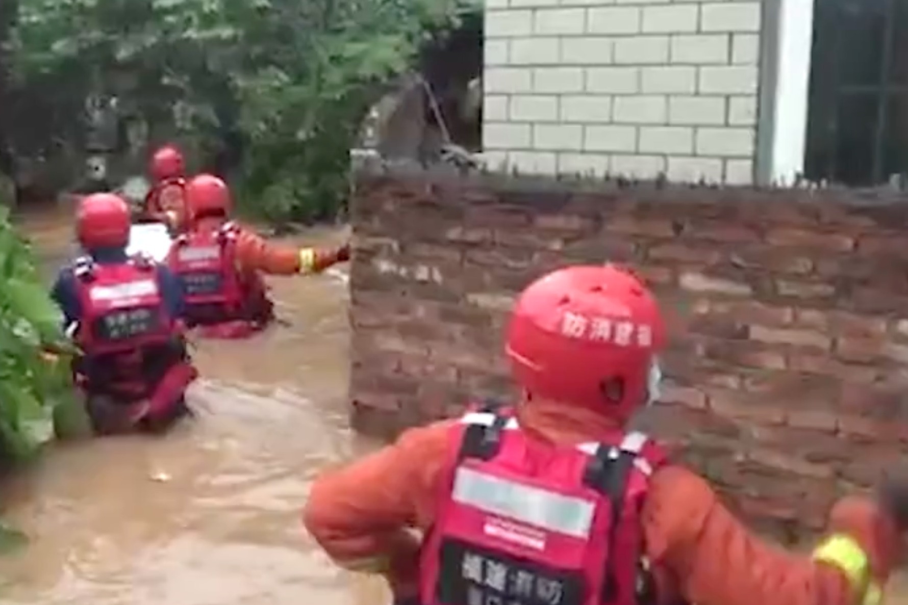 男子因暴雨积水被困鸡舍房顶 厦门消防紧急救援