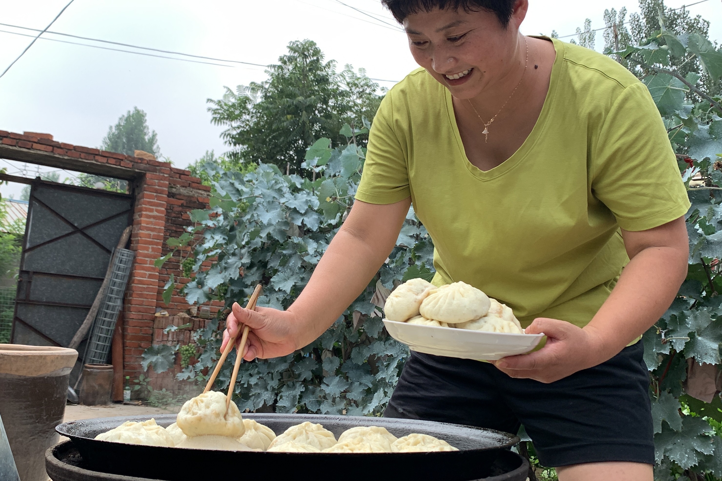 热气腾腾的大包子出锅了，皮薄馅大，一咬出汤，你想吃吗？