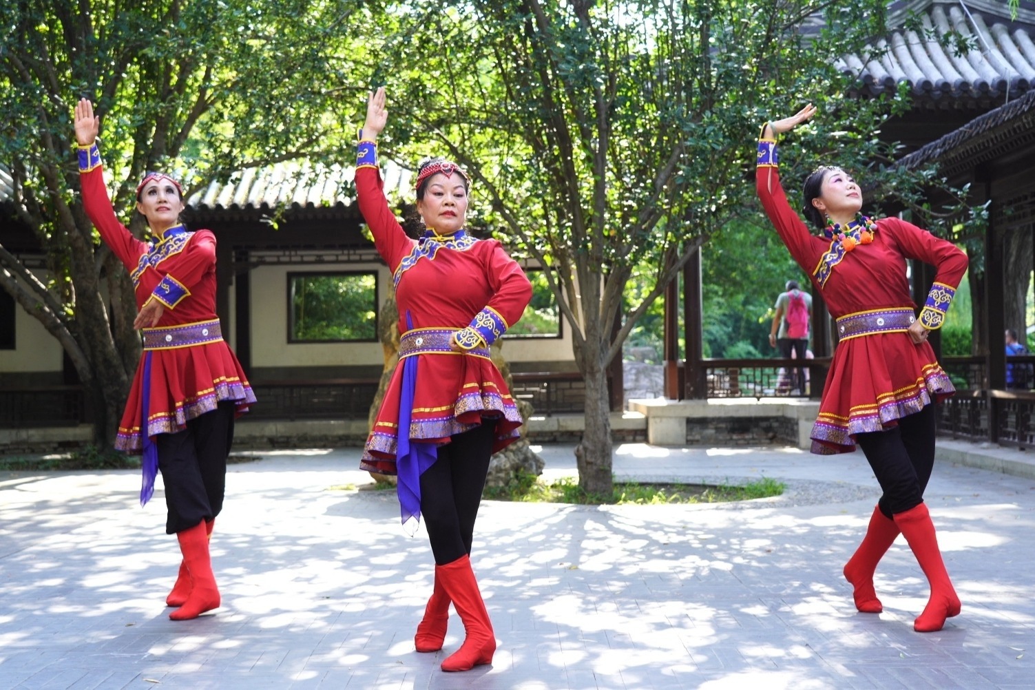 媛媛广场舞《故乡的炊烟》动作娴熟优美，服饰靓丽，舞美人更美