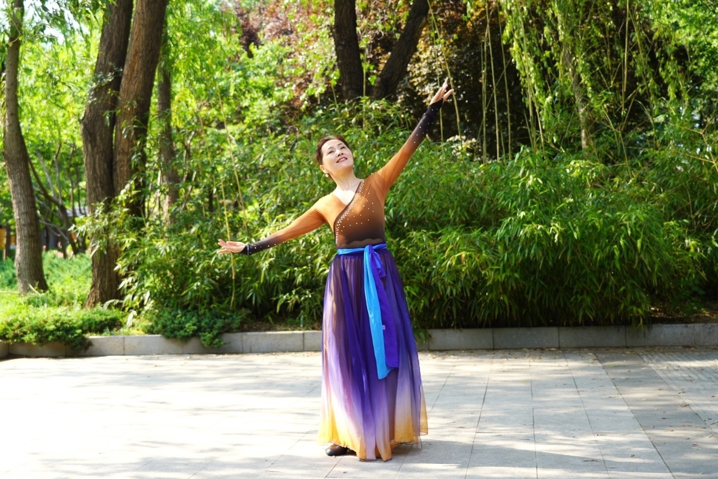 广场舞《格桑拉》单人版,歌醉舞美人更美,欢迎欣赏