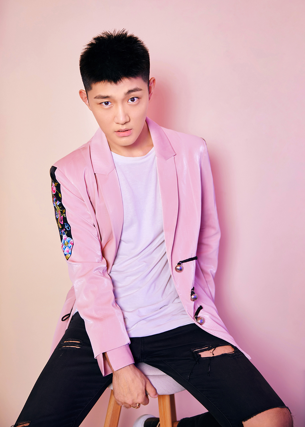 吴天昊曝粉色系西装look 粉白相映彰显青春活力__凤凰网