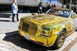 他身价5000亿，有台镶金的劳斯莱斯，平常却开车几万块的商务车