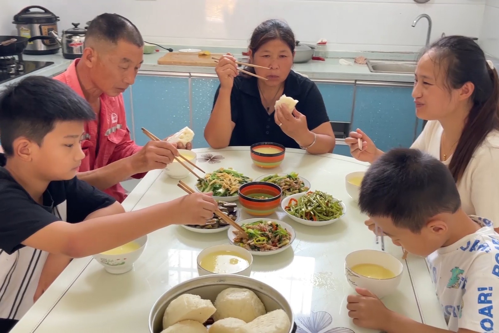 天热媳妇不想做饭，老公下厨炒一桌家常小菜，一家人吃的美滋滋