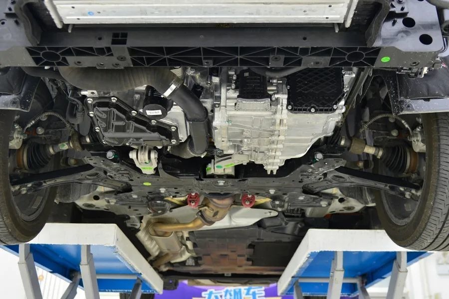 吉利帝豪L雷神混动：别小看这底盘，没两把刷子还真不敢动