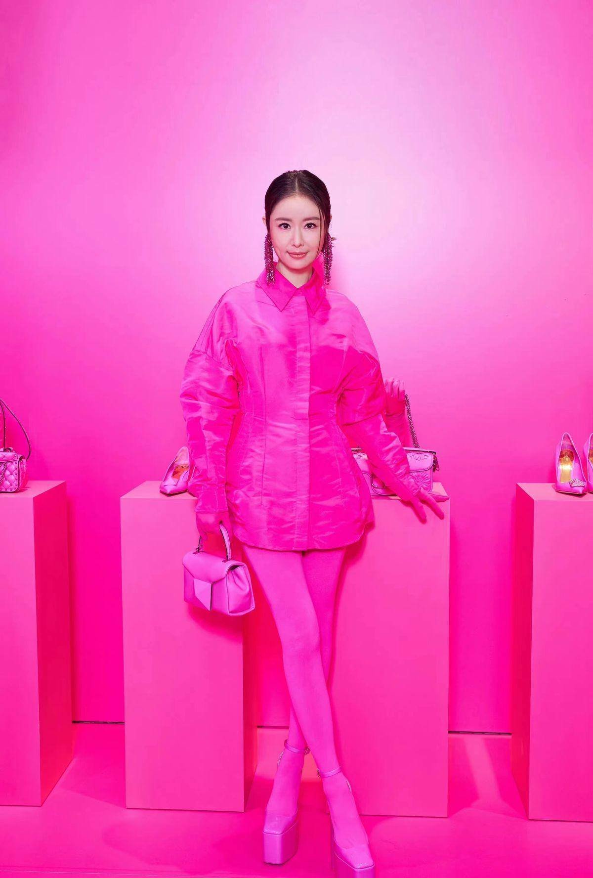46岁林心如身穿芭比粉脚踩恨天高出席活动,造型浮夸十分抢镜_凤凰网