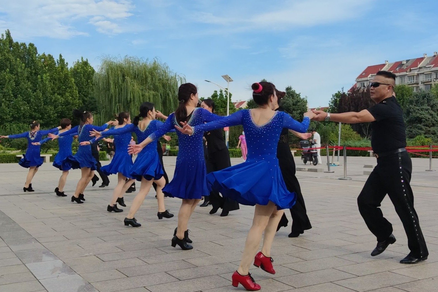 吉特巴《惜别的海岸》歌声悦耳动听，舞蹈整齐优美，服饰靓丽