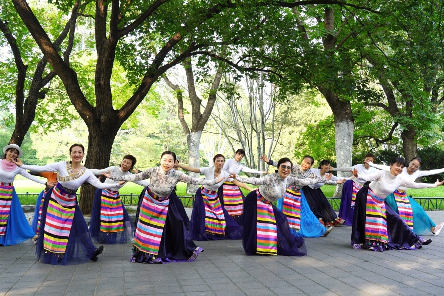 广场舞《洗衣歌》团队版，舞蹈欢快，节奏动感，魅力朵朵团队