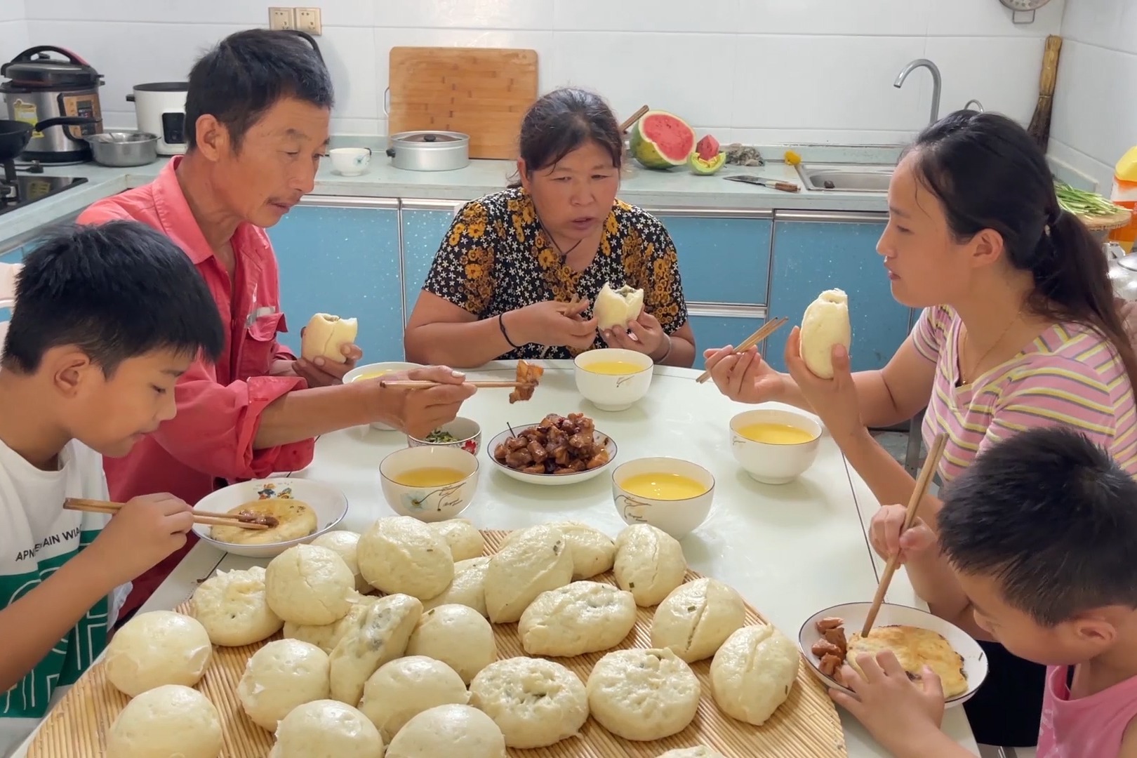 农村婆媳蒸包子，媳妇再做一盘红烧肉，上桌一口馍一口肉，真香