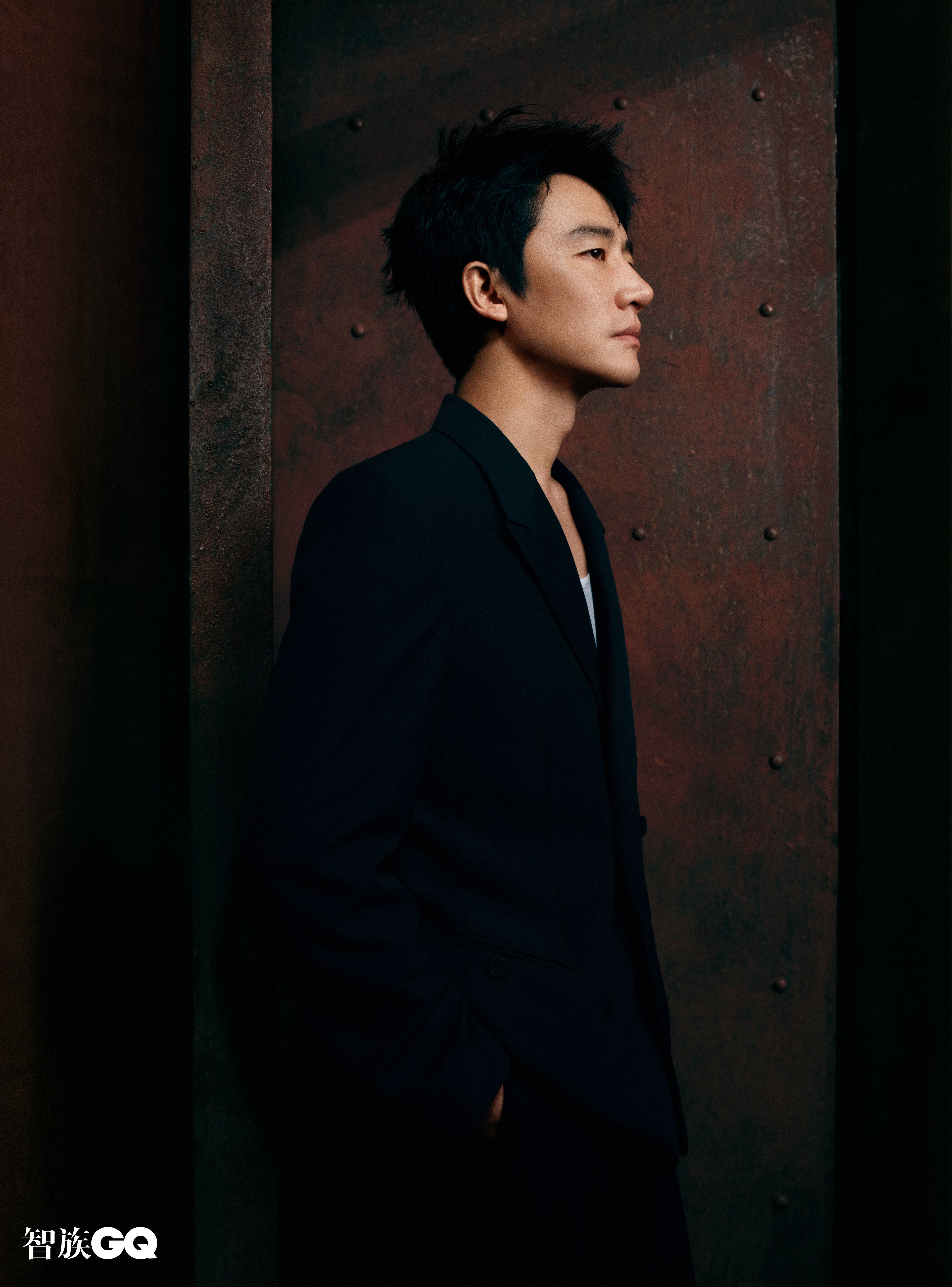 黄轩杂志八月刊封面 入行十五周年收获内生力量_凤凰网娱乐_凤凰网