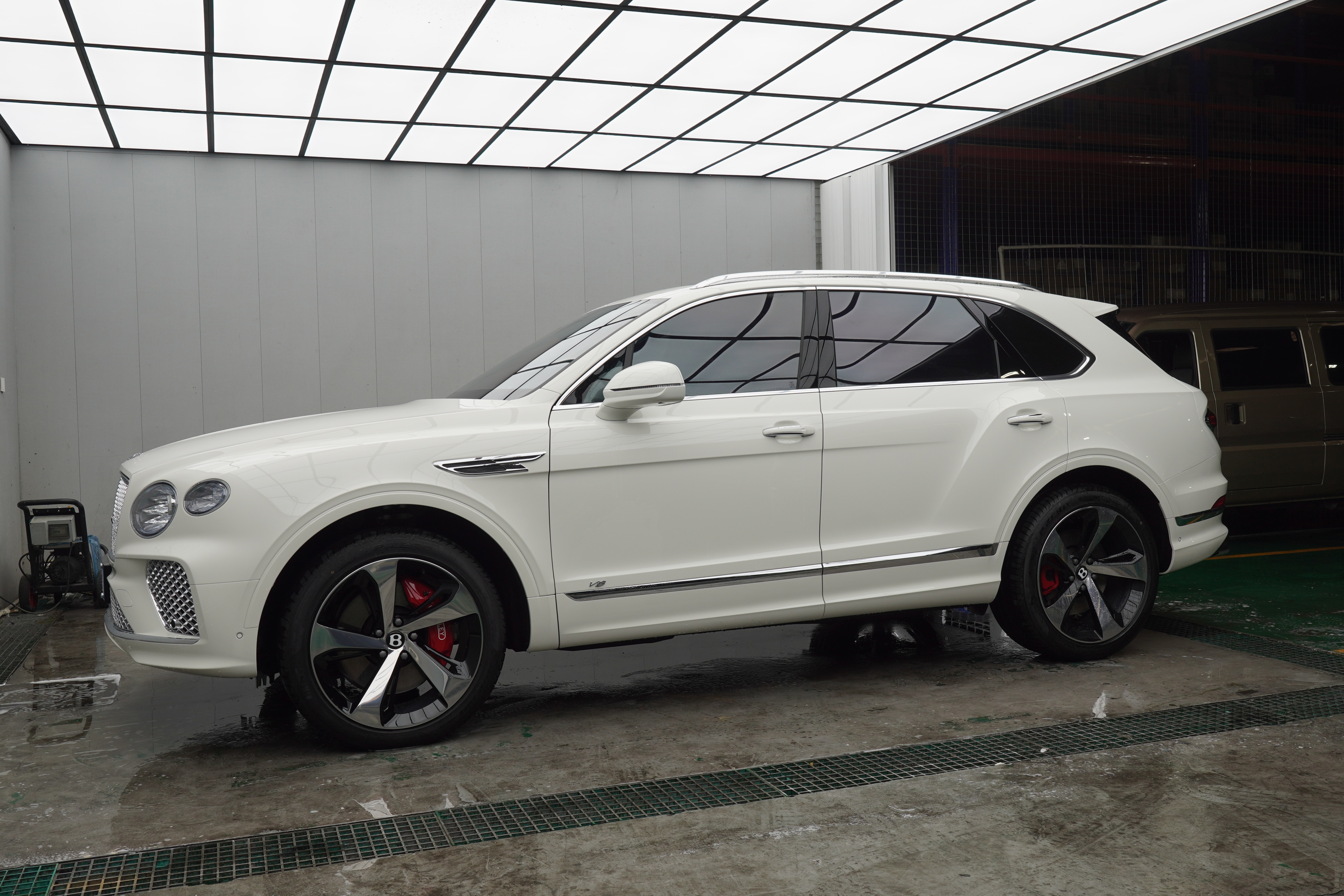 宾利添越轮毂改双色抛光卡钳改中国红_凤凰网视频_凤凰网