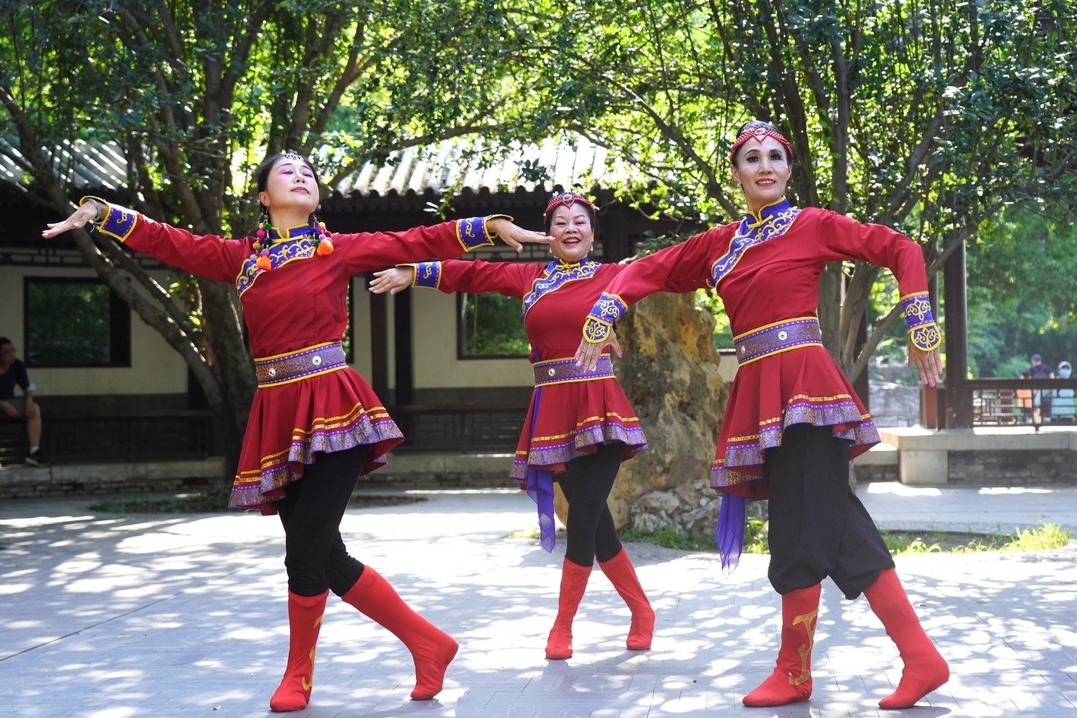 媛媛广场舞《两座山》歌醉舞美人更美,邀您共赏_凤凰网视频_凤凰网