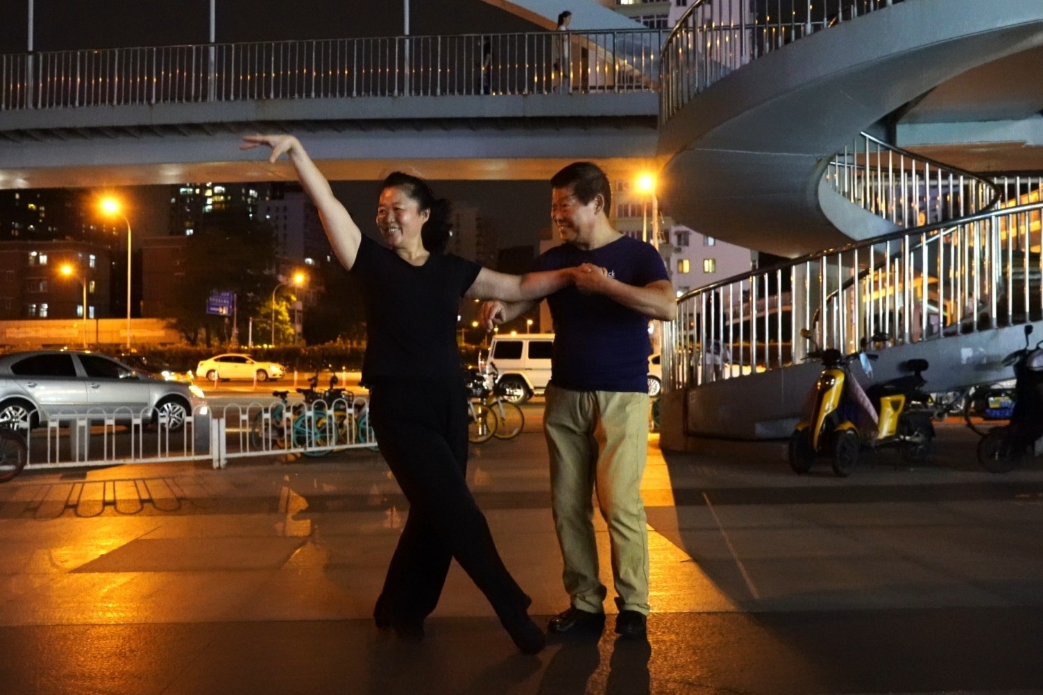 伦巴《情丝绕指柔》歌声悦耳动听，舞步简单好看