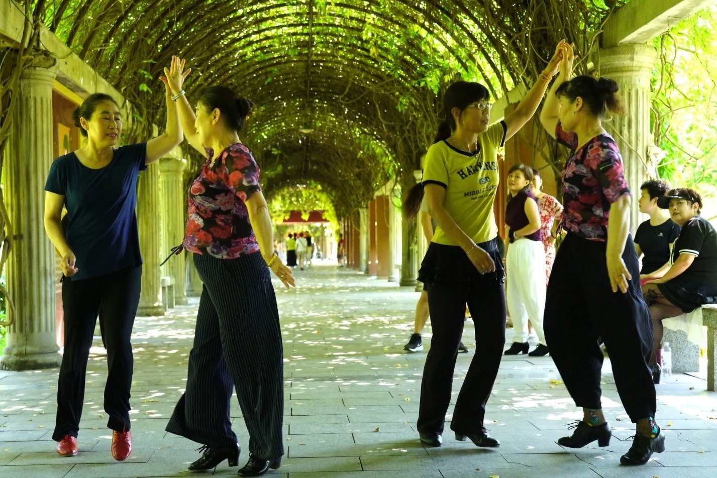 广场舞《爱的世界只有你》水兵舞版，歌好听，舞好看