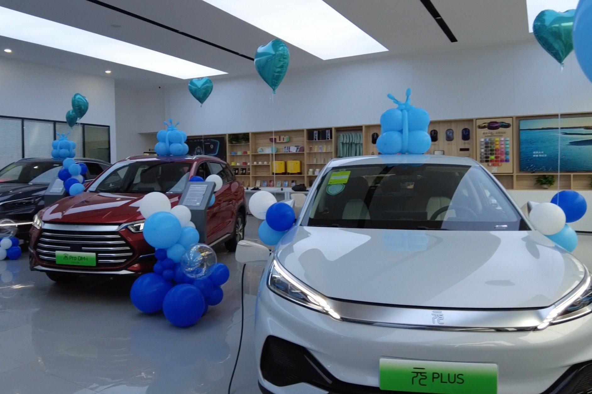 消费者购车新去处 重庆比亚迪丰易工贸奥体王朝店开业迎宾｜探店