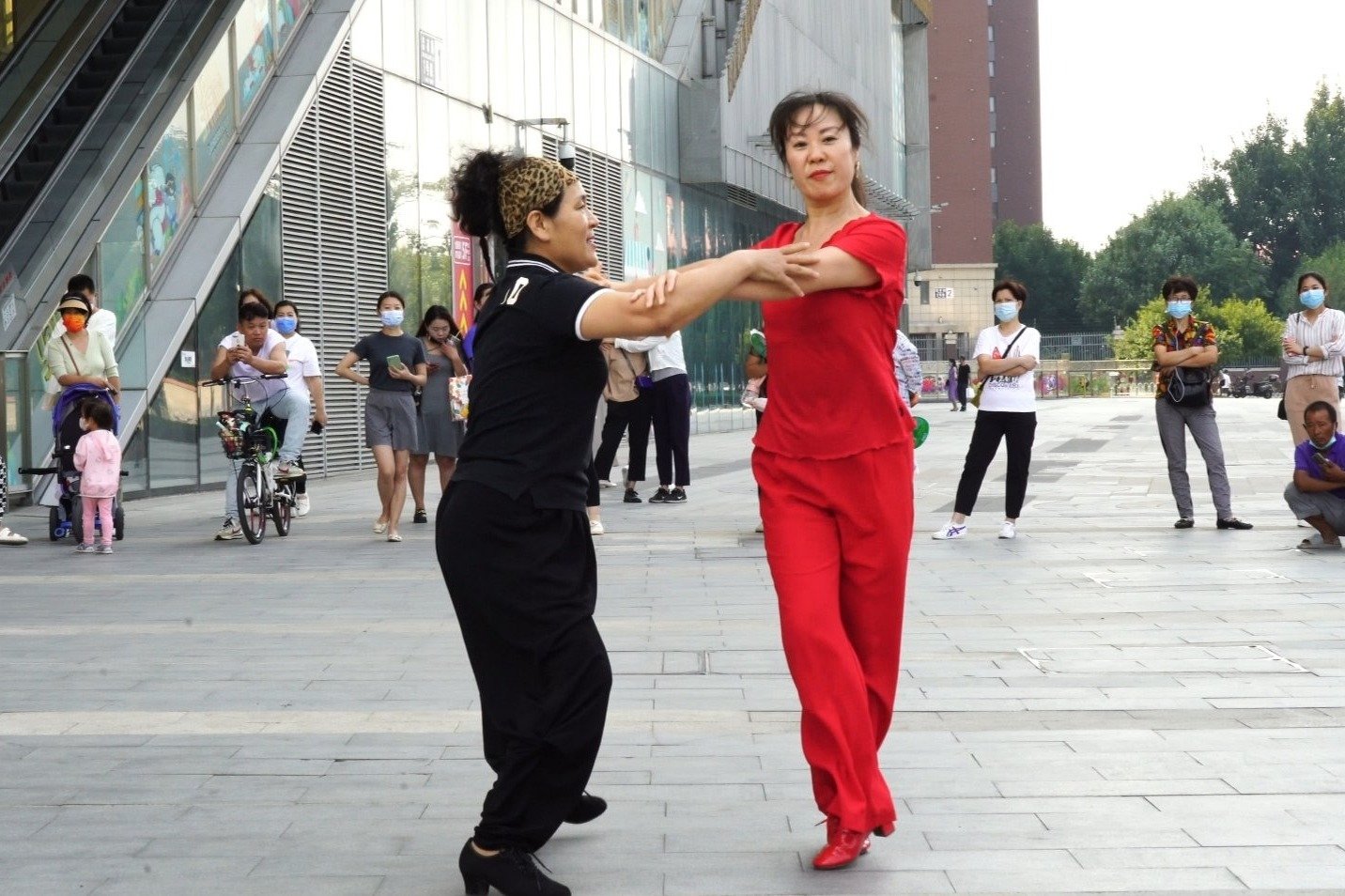 吉特巴《三两三》歌好听，咪糊老师和美女跳得太棒了