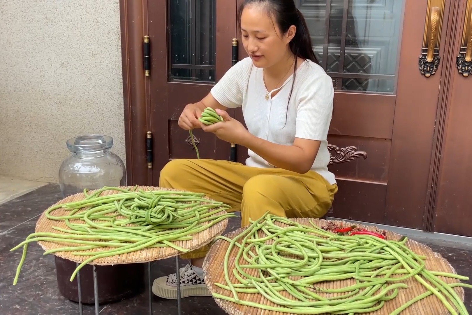 媳妇摘些豆角做泡菜，经验不够打电话向老妈请教，这也太简单了