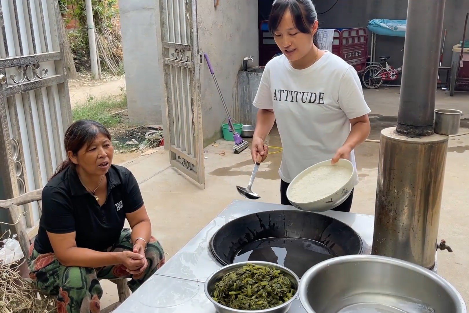 萝卜秧卖着不值钱，媳妇把它窝成酸菜，三天后焖一锅米饭，超级香