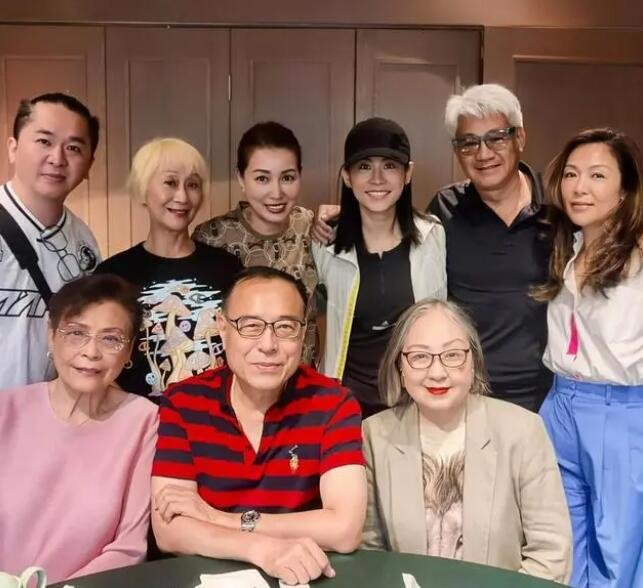 扬明,邓兆尊,梁葆贞,张凤妮及监制徐遇安外,还有淡出幕前多年的黄纪莹