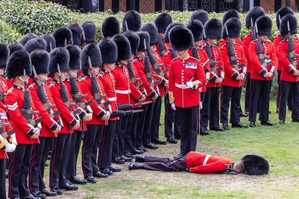 英国女王葬礼，卫队士兵当众晕倒