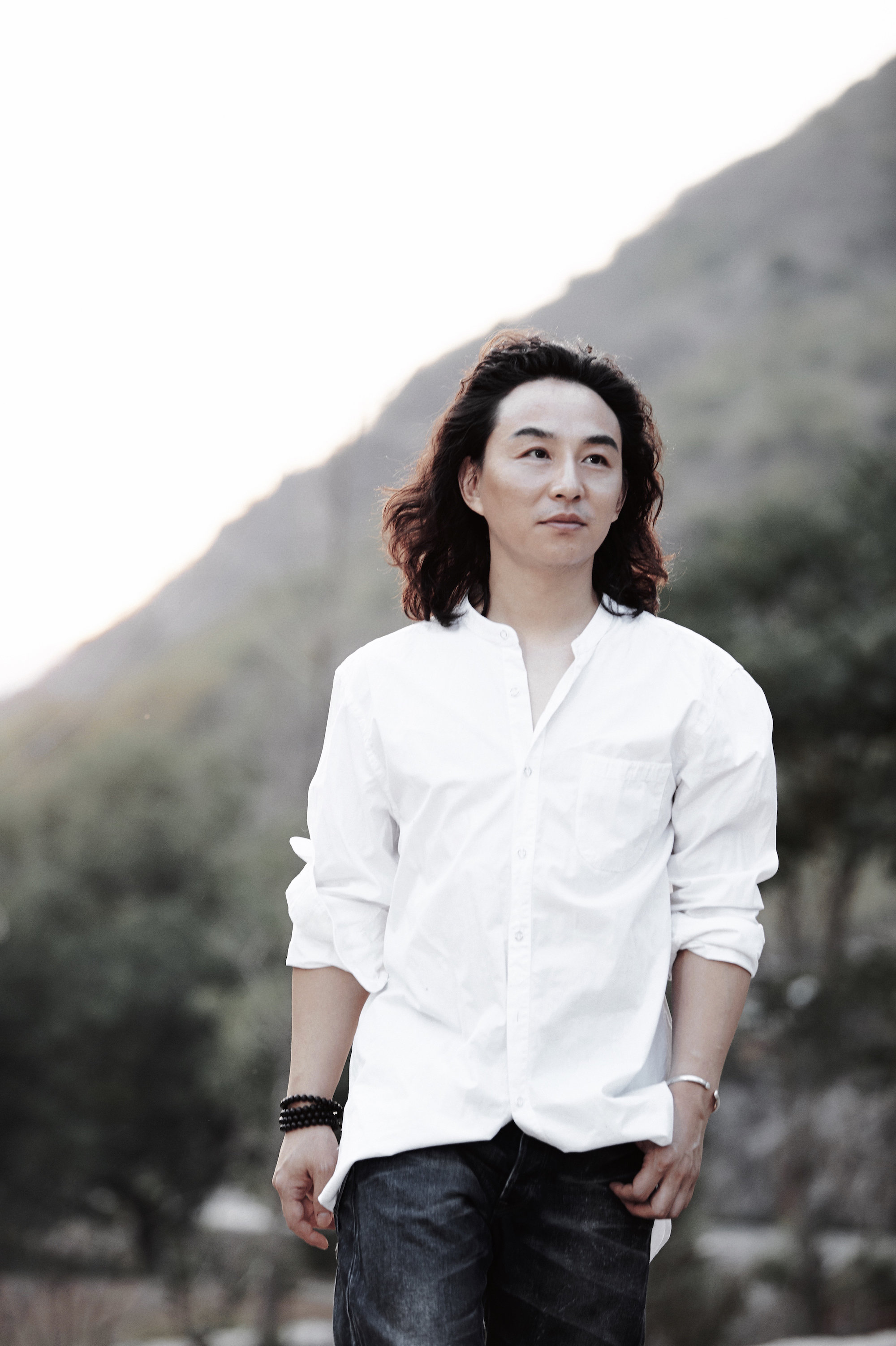 赵照全新单曲《秋天火车站》先行版温情上线:人生如旅 匿于人潮__凤凰