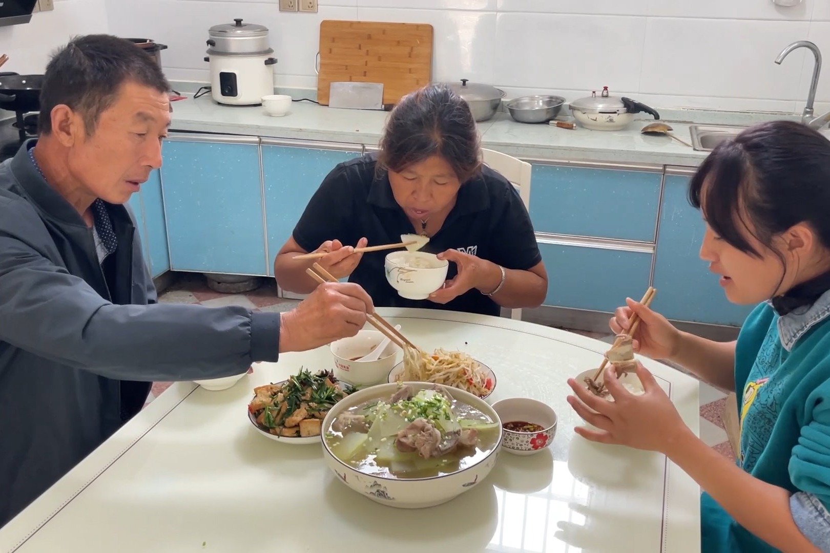 地里摘个大冬瓜，切一半给大姨家送去，中午炖一锅骨头汤吃，真香