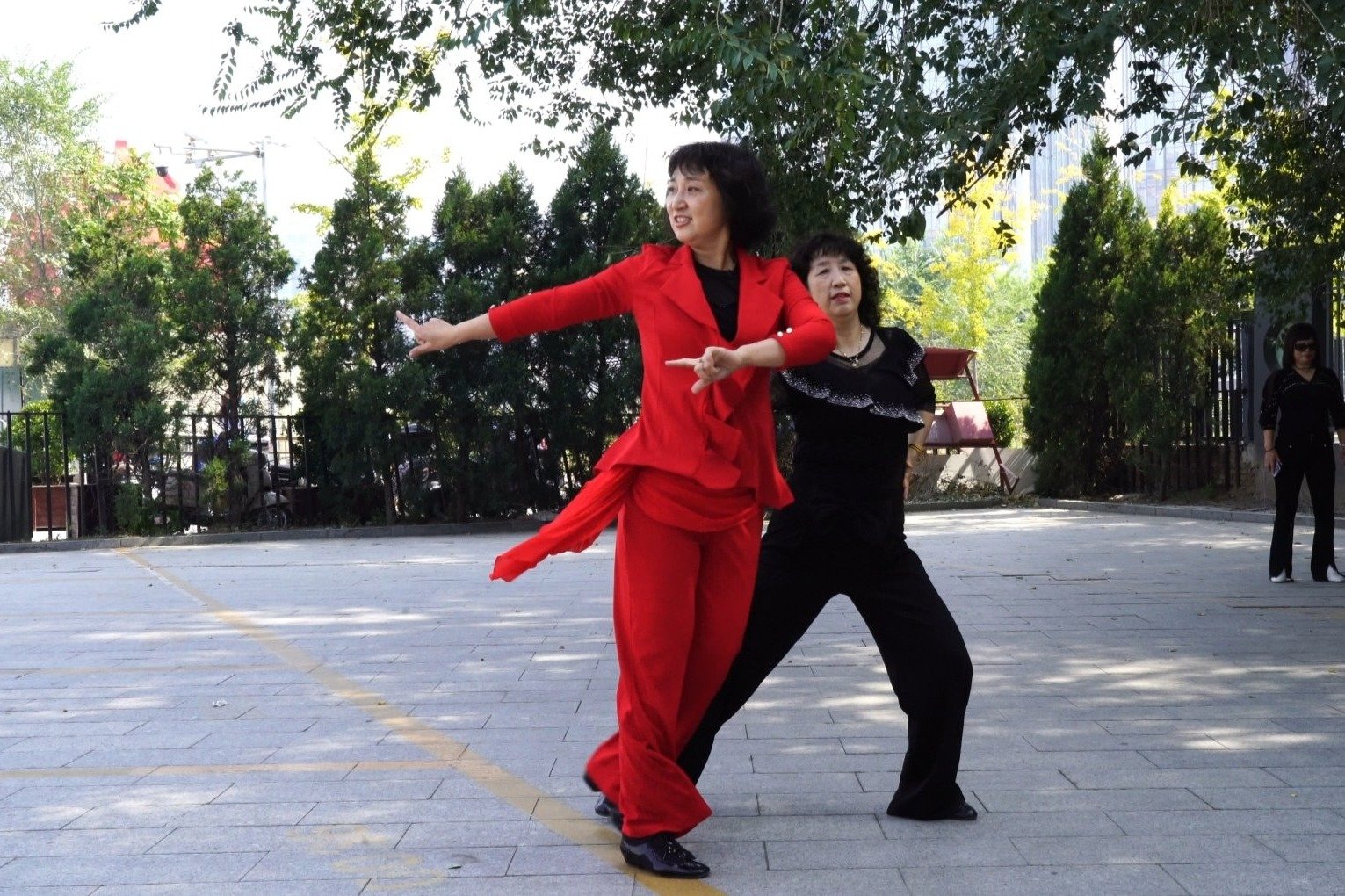 霞女元宝两位老师表演吉特巴《格桑拉》节奏欢快，舞好看