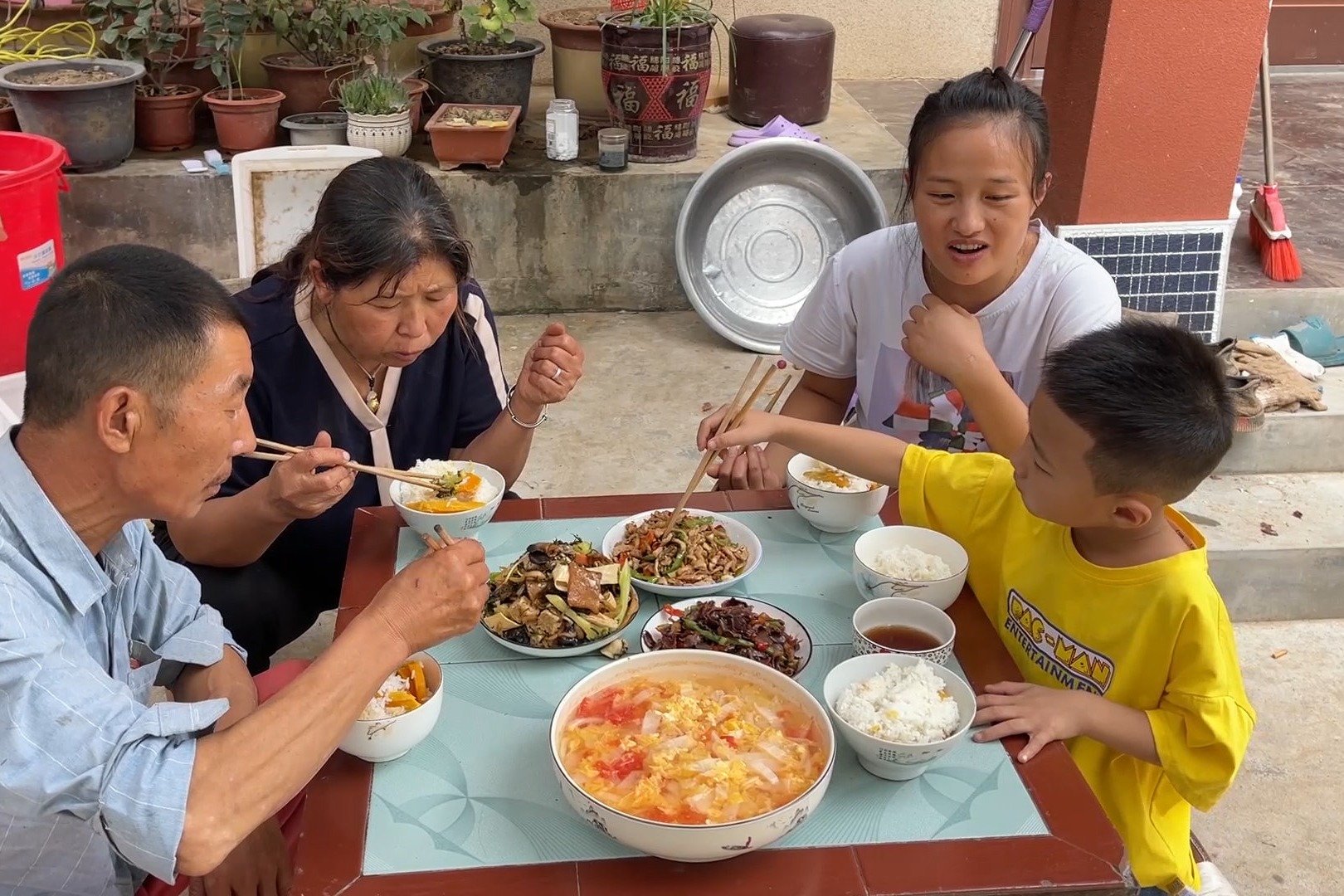 花生快要收完了，中午媳妇炒上一桌家常菜，农忙季节也要吃好点