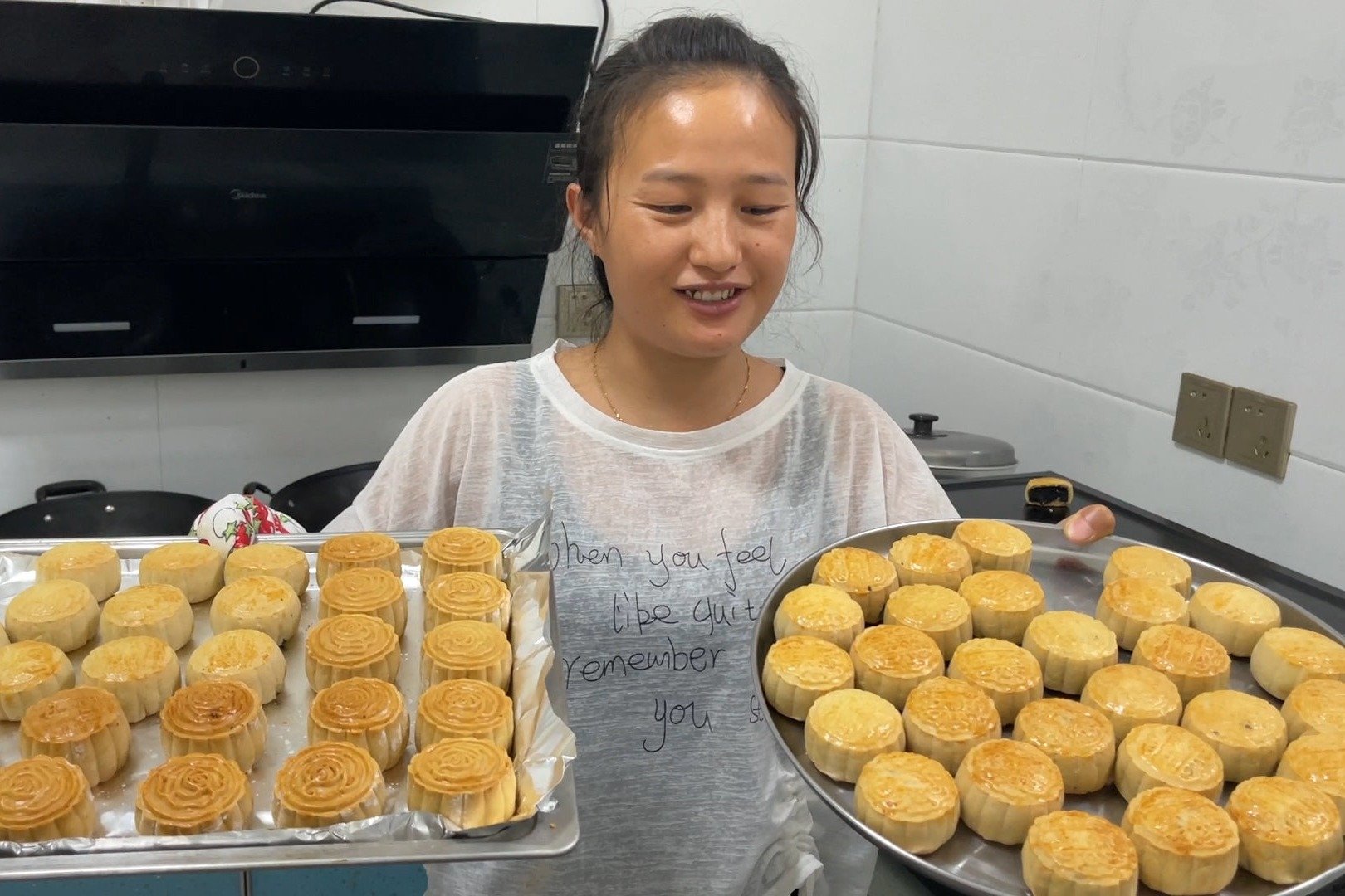 中秋节快到了，媳妇在家做黑芝麻馅的月饼，香甜绵软真好吃