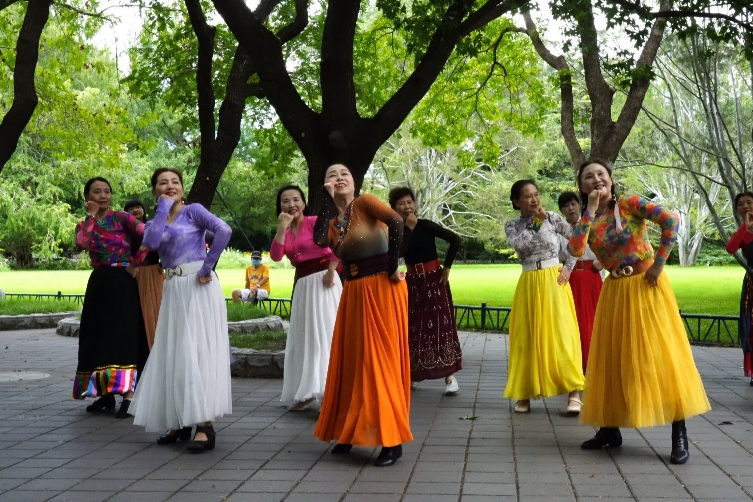 广场舞康巴姑娘杨老师领舞动作整齐好看节奏好听