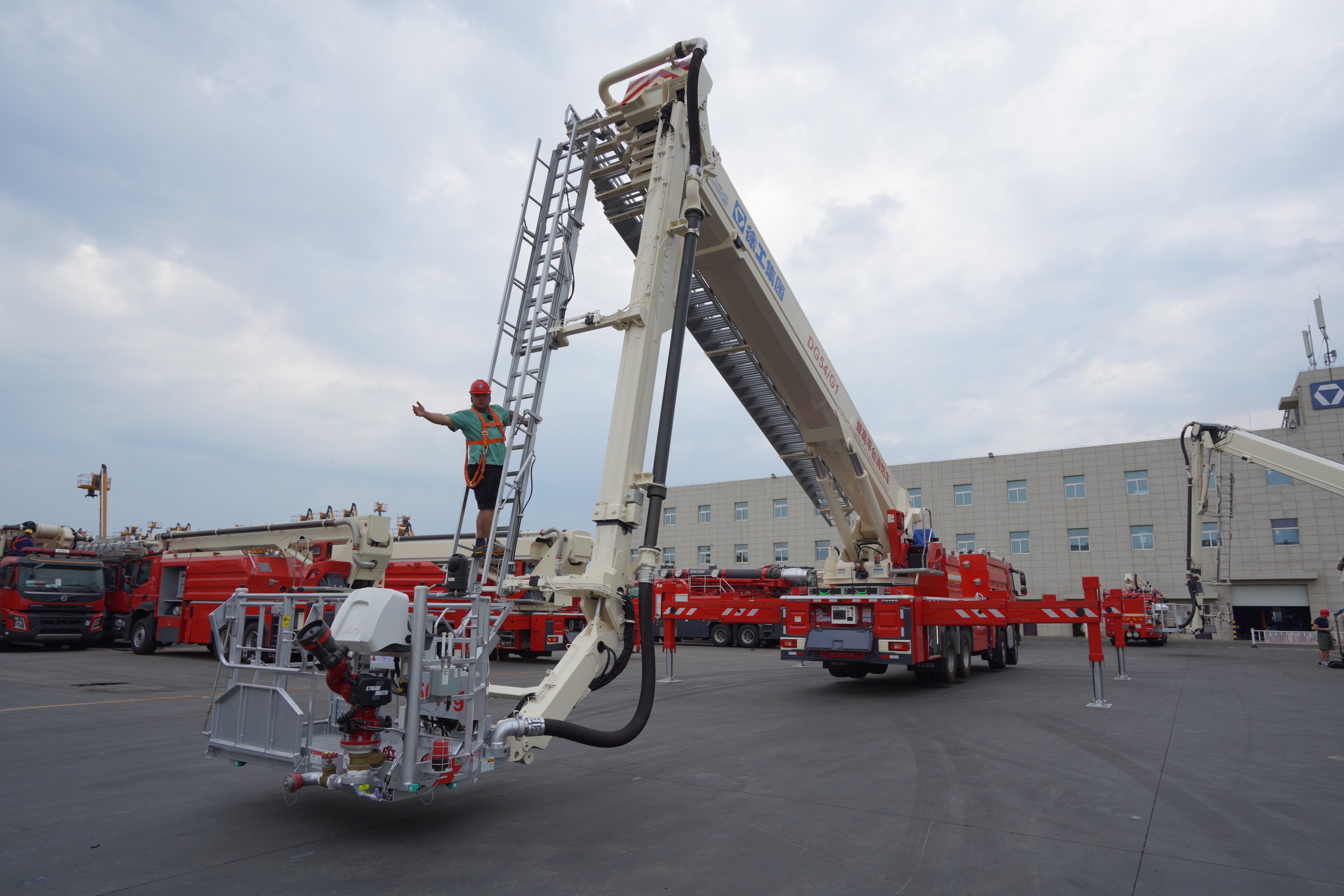 恐高莫入——胖哥体验徐工54米登高消防车_凤凰网视频_凤凰网