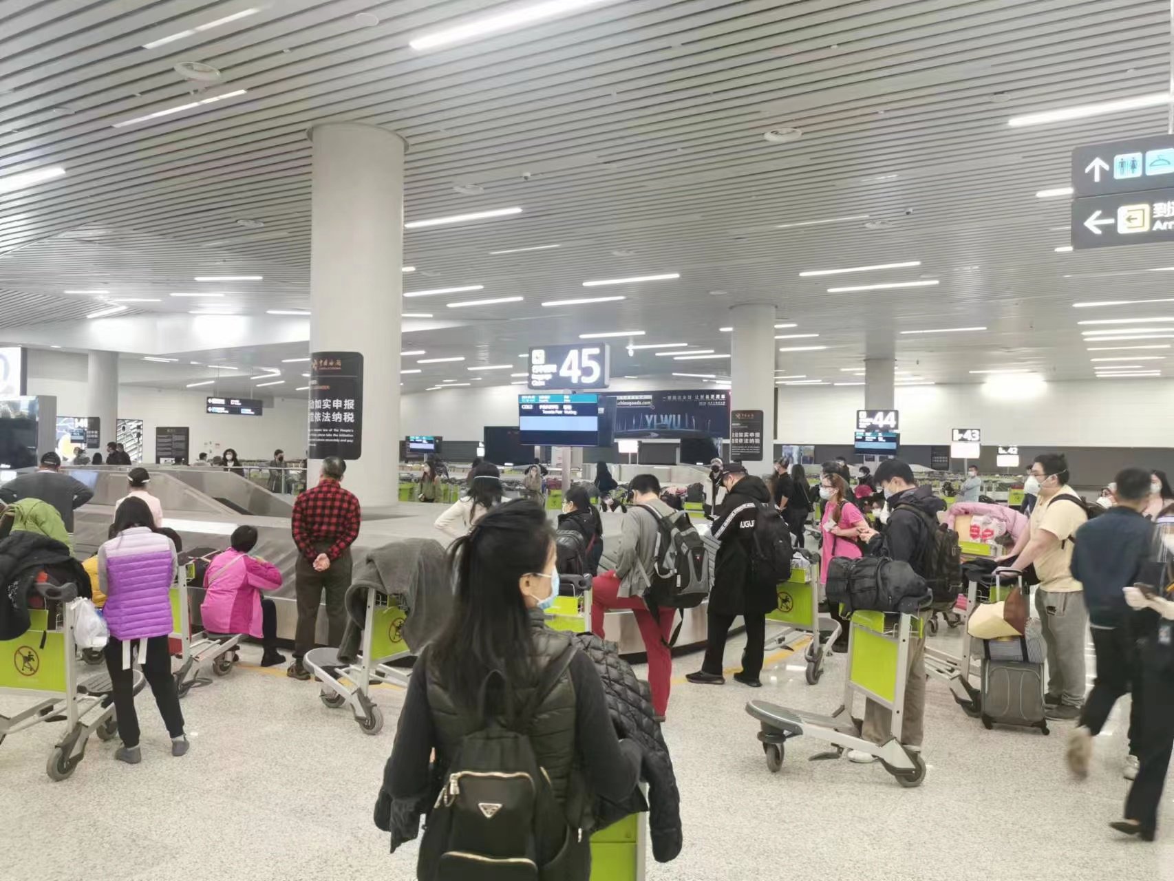 ▲ 新政后首班入境的国际航班CZ312旅客取行李。图源：中国南方航空
