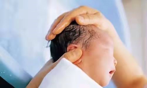 新生儿洗头发的正确方法__凤凰网