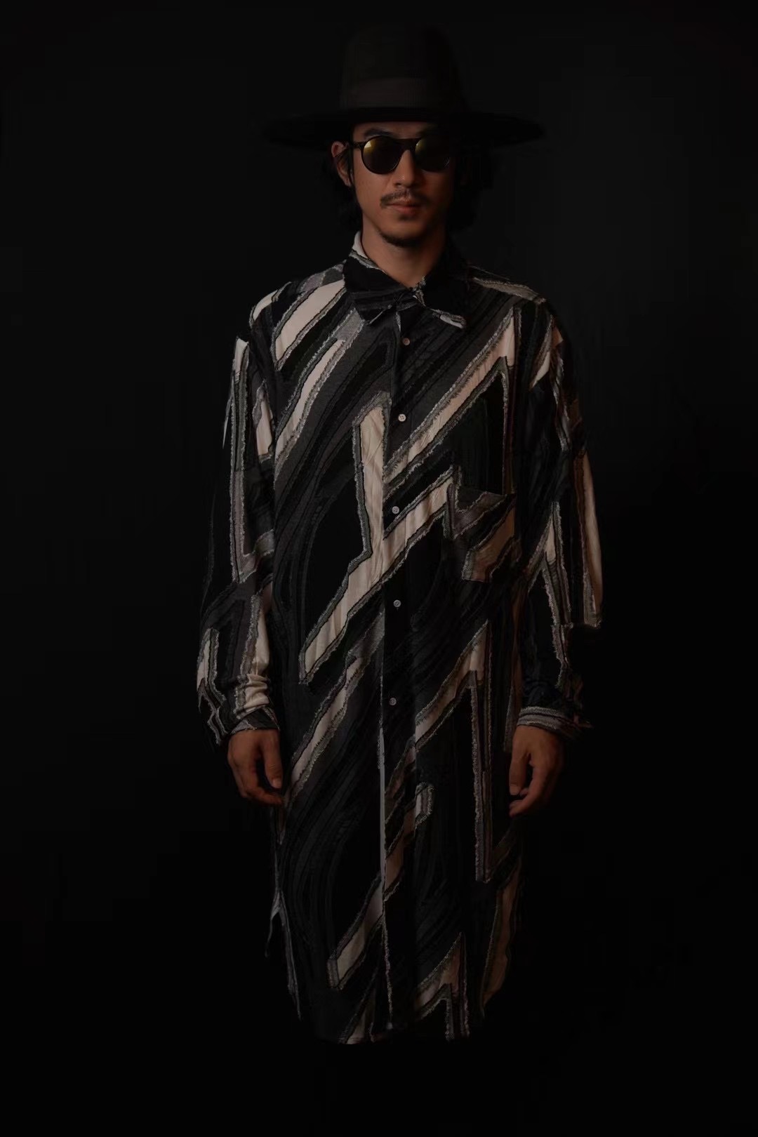 江奇霖花衬衫ootd初秋街头演绎复古新浪潮