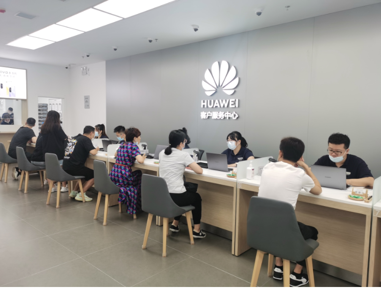 华为服务中心体验:检查,贴膜,升级一条龙解决__凤凰网